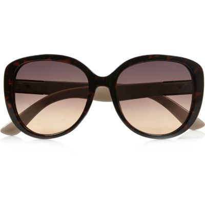 Brown tortoise shell oversized sunglasses